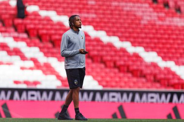 SL Benfica ve SC Farense (Maciej Rogowski) takımları arasında oynanan Liga Portekiz maçı sırasında rakibi Morais görüldü.)