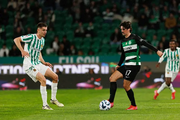 Demir Ege Tiknaz ve Francisco Trincao, Taca De Portugal maçında Estadio Jose Alvalade 'de (Maciej Rogowski) CP ve Rio Ave FC takımları arasında görüldü.)