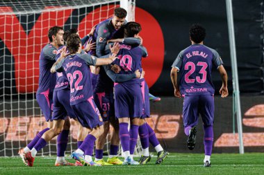 Espanyol 'un oyuncuları LaLiga EA SPORTS maçı sırasında Leandro Cabrera' dan gol üstüne gol atarken Rayo Vallecano ve RCD Espanyol de Barcelona (Maciej Rogowski)