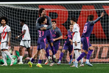 Espanyol 'un oyuncuları LaLiga EA SPORTS maçı sırasında Leandro Cabrera' dan gol üstüne gol atarken Rayo Vallecano ve RCD Espanyol de Barcelona (Maciej Rogowski)