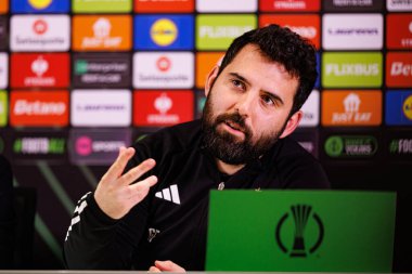 Goncalo Feio, UEFA Avrupa Konferansı 'nın Chelsea FC ile Legia Warszawa arasındaki çeyrek final maçından önce Goncalo Feio ve Ruben Vinagre' nin resmi basın toplantısı sırasında görüldü (Maciej Rogowski))