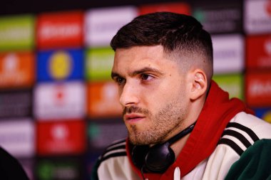 Ruben Vinagre, UEFA Avrupa Konferansı 'nın Chelsea FC ile Legia Warszawa arasındaki çeyrek final maçından önce Goncalo Feio ve Ruben Vinagre Resmi Basın Konferansı sırasında görüldü (Maciej Rogowski)