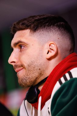 Ruben Vinagre, UEFA Avrupa Konferansı 'nın Chelsea FC ile Legia Warszawa arasındaki çeyrek final maçından önce Goncalo Feio ve Ruben Vinagre Resmi Basın Konferansı sırasında görüldü (Maciej Rogowski)