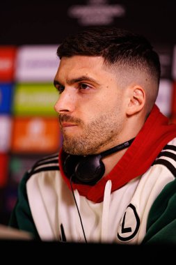 Ruben Vinagre, UEFA Avrupa Konferansı 'nın Chelsea FC ile Legia Warszawa arasındaki çeyrek final maçından önce Goncalo Feio ve Ruben Vinagre Resmi Basın Konferansı sırasında görüldü (Maciej Rogowski)