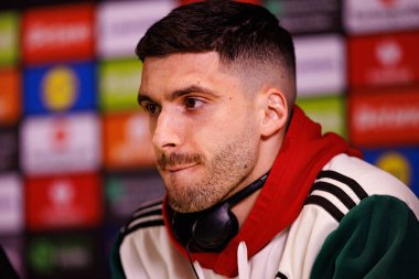 Ruben Vinagre, UEFA Avrupa Konferansı 'nın Chelsea FC ile Legia Warszawa arasındaki çeyrek final maçından önce Goncalo Feio ve Ruben Vinagre Resmi Basın Konferansı sırasında görüldü (Maciej Rogowski)