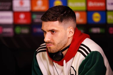 Ruben Vinagre, UEFA Avrupa Konferansı 'nın Chelsea FC ile Legia Warszawa arasındaki çeyrek final maçından önce Goncalo Feio ve Ruben Vinagre Resmi Basın Konferansı sırasında görüldü (Maciej Rogowski)