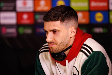 Ruben Vinagre, UEFA Avrupa Konferansı 'nın Chelsea FC ile Legia Warszawa arasındaki çeyrek final maçından önce Goncalo Feio ve Ruben Vinagre Resmi Basın Konferansı sırasında görüldü (Maciej Rogowski)