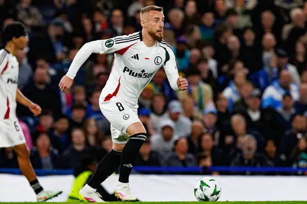 Rafal Augustyniak UEFA Konferans Ligi 'nde Chelsea FC ile Legia Warszawa (Maciej Rogowski) arasındaki çeyrek final maçında görüldü.)