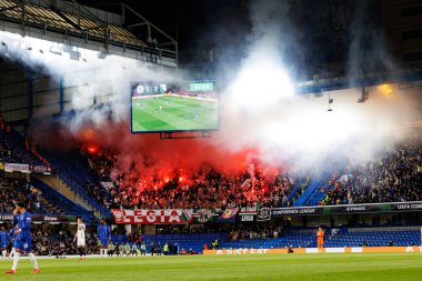 Legia taraftarları UEFA Konferans Ligi 'nde Chelsea FC ile Legia Warszawa (Maciej Rogowski) arasındaki çeyrek final maçında havai fişeklerle görüldüler.)