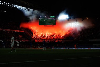Legia taraftarları UEFA Konferans Ligi 'nde Chelsea FC ile Legia Warszawa (Maciej Rogowski) arasındaki çeyrek final maçında havai fişeklerle görüldüler.)