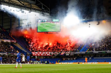 Legia taraftarları UEFA Konferans Ligi 'nde Chelsea FC ile Legia Warszawa (Maciej Rogowski) arasındaki çeyrek final maçında havai fişeklerle görüldüler.)