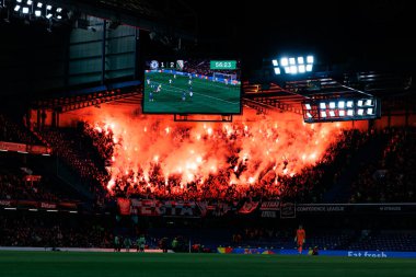 Legia taraftarları UEFA Konferans Ligi 'nde Chelsea FC ile Legia Warszawa (Maciej Rogowski) arasındaki çeyrek final maçında havai fişeklerle görüldüler.)