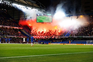 Legia taraftarları UEFA Konferans Ligi 'nde Chelsea FC ile Legia Warszawa (Maciej Rogowski) arasındaki çeyrek final maçında havai fişeklerle görüldüler.)