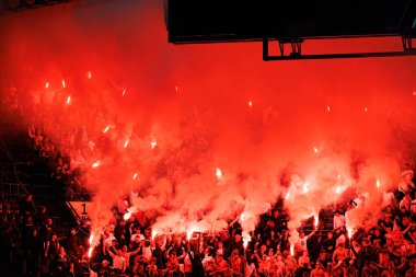 Legia taraftarları UEFA Konferans Ligi 'nde Chelsea FC ile Legia Warszawa (Maciej Rogowski) arasındaki çeyrek final maçında havai fişeklerle görüldüler.)