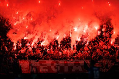 Legia taraftarları UEFA Konferans Ligi 'nde Chelsea FC ile Legia Warszawa (Maciej Rogowski) arasındaki çeyrek final maçında havai fişeklerle görüldüler.)