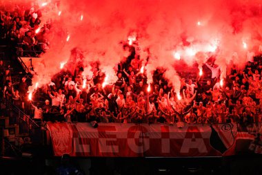 Legia taraftarları UEFA Konferans Ligi 'nde Chelsea FC ile Legia Warszawa (Maciej Rogowski) arasındaki çeyrek final maçında havai fişeklerle görüldüler.)