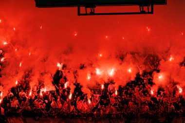 Legia taraftarları UEFA Konferans Ligi 'nde Chelsea FC ile Legia Warszawa (Maciej Rogowski) arasındaki çeyrek final maçında havai fişeklerle görüldüler.)