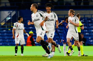 Maximilian Oyedele ve Steven Kapuadi UEFA Konferans Ligi 'nde Chelsea FC ile Legia Warszawa (Maciej Rogowski) arasında oynanan çeyrek final maçında gol üstüne gol atarken görüldü.)