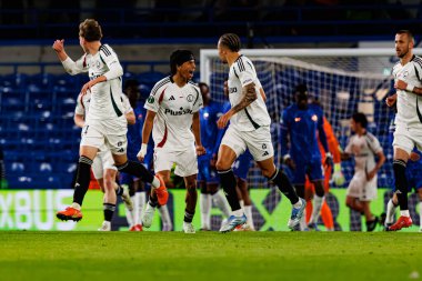 Maximilian Oyedele ve Steven Kapuadi UEFA Konferans Ligi 'nde Chelsea FC ile Legia Warszawa (Maciej Rogowski) arasında oynanan çeyrek final maçında gol üstüne gol atarken görüldü.)