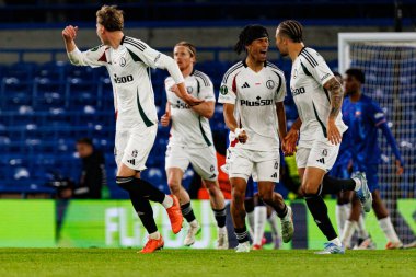 Maximilian Oyedele ve Steven Kapuadi UEFA Konferans Ligi 'nde Chelsea FC ile Legia Warszawa (Maciej Rogowski) arasında oynanan çeyrek final maçında gol üstüne gol atarken görüldü.)