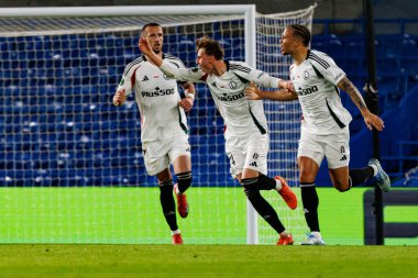 Tomas Pekhart, Jan Ziolkowski ve Steven Kapuadi, Chelsea FC ile Legia Warszawa (Maciej Rogowski) arasında oynanan UEFA Konferans Ligi 24 / 25 çeyrek final ikinci ayak maçında gol attıktan sonra kutlama yaparken görüldü.)