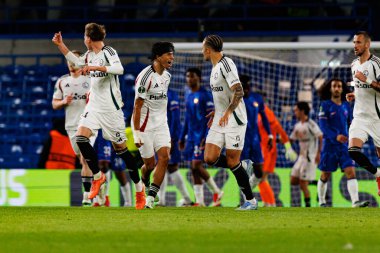Maximilian Oyedele ve Steven Kapuadi UEFA Konferans Ligi 'nde Chelsea FC ile Legia Warszawa (Maciej Rogowski) arasında oynanan çeyrek final maçında gol üstüne gol atarken görüldü.)
