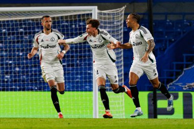Tomas Pekhart, Jan Ziolkowski ve Steven Kapuadi, Chelsea FC ile Legia Warszawa (Maciej Rogowski) arasında oynanan UEFA Konferans Ligi 24 / 25 çeyrek final ikinci ayak maçında gol attıktan sonra kutlama yaparken görüldü.)