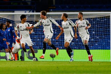 Legia 'nın oyuncuları, Chelsea FC ile Legia Warszawa (Maciej Rogowski) arasında oynanan UEFA Konferans Ligi 24 / 25 çeyrek final maçında Steven Kapuadi' den gol üstüne gol atarken görüldü.)