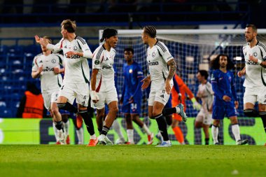 Legia 'nın oyuncuları, Chelsea FC ile Legia Warszawa (Maciej Rogowski) arasında oynanan UEFA Konferans Ligi 24 / 25 çeyrek final maçında Steven Kapuadi' den gol üstüne gol atarken görüldü.)