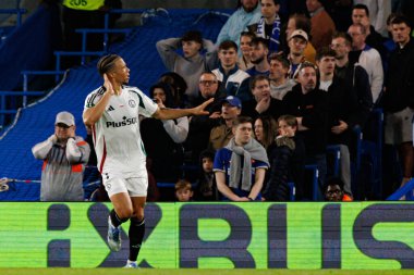 Steven Kapuadi, Chelsea FC ile Legia Warszawa (Maciej Rogowski) arasında oynanan UEFA Konferans Ligi çeyrek final maçında attığı golün ardından kutlama yaparken görülüyor.)