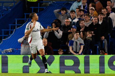 Steven Kapuadi, Chelsea FC ile Legia Warszawa (Maciej Rogowski) arasında oynanan UEFA Konferans Ligi çeyrek final maçında attığı golün ardından kutlama yaparken görülüyor.)