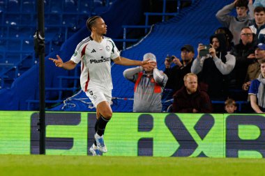 Steven Kapuadi, Chelsea FC ile Legia Warszawa (Maciej Rogowski) arasında oynanan UEFA Konferans Ligi çeyrek final maçında attığı golün ardından kutlama yaparken görülüyor.)
