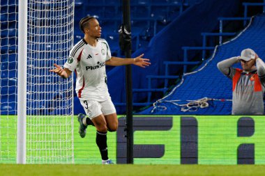 Steven Kapuadi, Chelsea FC ile Legia Warszawa (Maciej Rogowski) arasında oynanan UEFA Konferans Ligi çeyrek final maçında attığı golün ardından kutlama yaparken görülüyor.)