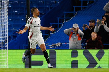 Steven Kapuadi, Chelsea FC ile Legia Warszawa (Maciej Rogowski) arasında oynanan UEFA Konferans Ligi çeyrek final maçında attığı golün ardından kutlama yaparken görülüyor.)