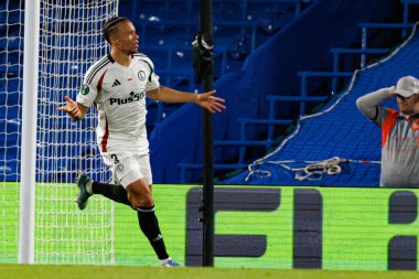 Steven Kapuadi, Chelsea FC ile Legia Warszawa (Maciej Rogowski) arasında oynanan UEFA Konferans Ligi çeyrek final maçında attığı golün ardından kutlama yaparken görülüyor.)