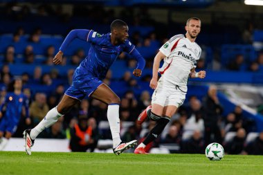 Tosin Adarabioyo, UEFA Konferans Ligi 'nde Chelsea FC ile Legia Warszawa (Maciej Rogowski) arasındaki çeyrek final maçında görüldü.)