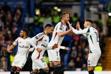 Tomas Pekhart ve Ruben Vinagre, UEFA Konferans Ligi 'nde Chelsea FC ile Legia Warszawa (Maciej Rogowski) arasındaki çeyrek final maçında 24 / 25' lik golü attıktan sonra kutlama yaparken görüldü.)