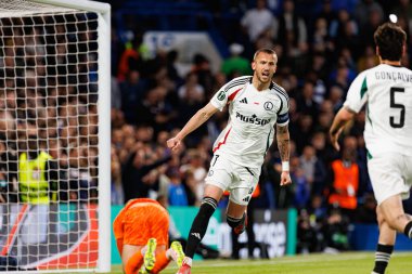 Tomas Pekhart, Chelsea FC ile Legia Warszawa (Maciej Rogowski) arasında oynanan UEFA Konferans Ligi çeyrek final maçında attığı golün ardından kutlama yaparken görüldü.)