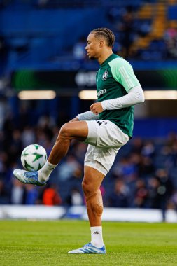 Steve Kapuadi, UEFA Konferans Ligi 'nde Chelsea FC ile Legia Warszawa (Maciej Rogowski) arasındaki çeyrek final maçında görüldü.)