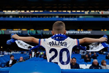Chelsea taraftarı ve Cold Palmer forması UEFA Konferans Ligi 'nde Chelsea FC ile Legia Warszawa arasındaki çeyrek final maçında görüldü (Maciej Rogowski)