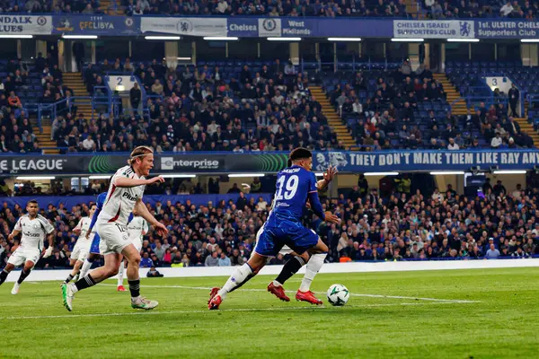 Radovan Pankov, Jadon Sancho ve Ryoya Morishita UEFA Konferans Ligi 'nde Chelsea FC ile Legia Warszawa (Maciej Rogowski)