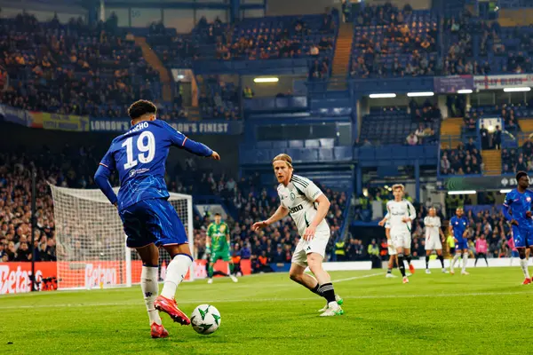 Jadon Sancho, UEFA Konferans Ligi 'nde Chelsea FC ile Legia Warszawa (Maciej Rogowski) arasındaki çeyrek final maçında görüldü.)