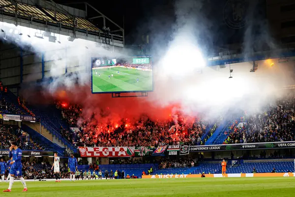 Legia taraftarları UEFA Konferans Ligi 'nde Chelsea FC ile Legia Warszawa (Maciej Rogowski) arasındaki çeyrek final maçında havai fişeklerle görüldüler.)
