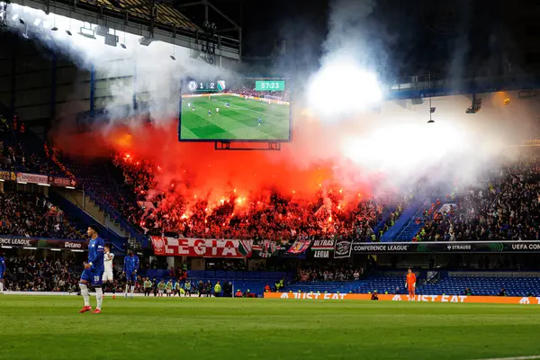 Legia taraftarları UEFA Konferans Ligi 'nde Chelsea FC ile Legia Warszawa (Maciej Rogowski) arasındaki çeyrek final maçında havai fişeklerle görüldüler.)