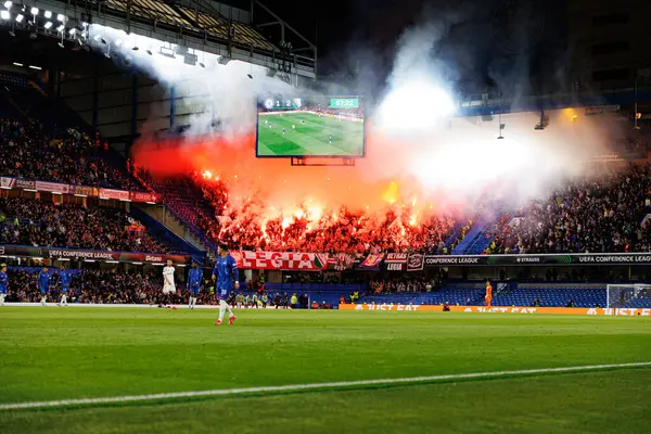 Legia taraftarları UEFA Konferans Ligi 'nde Chelsea FC ile Legia Warszawa (Maciej Rogowski) arasındaki çeyrek final maçında havai fişeklerle görüldüler.)