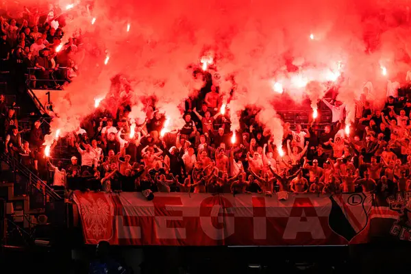 Legia taraftarları UEFA Konferans Ligi 'nde Chelsea FC ile Legia Warszawa (Maciej Rogowski) arasındaki çeyrek final maçında havai fişeklerle görüldüler.)