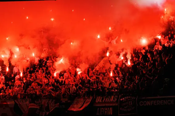 Legia taraftarları UEFA Konferans Ligi 'nde Chelsea FC ile Legia Warszawa (Maciej Rogowski) arasındaki çeyrek final maçında havai fişeklerle görüldüler.)