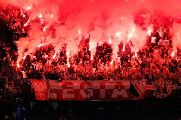Legia taraftarları UEFA Konferans Ligi 'nde Chelsea FC ile Legia Warszawa (Maciej Rogowski) arasındaki çeyrek final maçında havai fişeklerle görüldüler.)