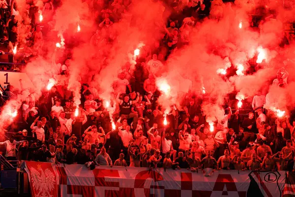 Legia taraftarları UEFA Konferans Ligi 'nde Chelsea FC ile Legia Warszawa (Maciej Rogowski) arasındaki çeyrek final maçında havai fişeklerle görüldüler.)