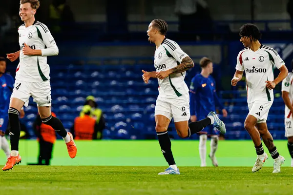 Steven Kapuadi, Chelsea FC ve Legia Warszawa (Maciej Rogowski) arasında oynanan UEFA Konferans Ligi çeyrek final maçında gol üstüne gol atarken görüldü.)